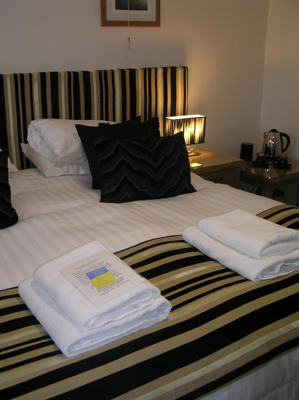 Townhouse Rooms Truro Bagian luar foto